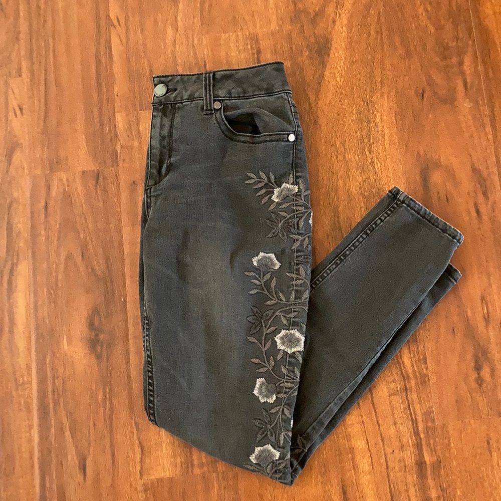 Super cute embroidered black jeans. Just like new.
